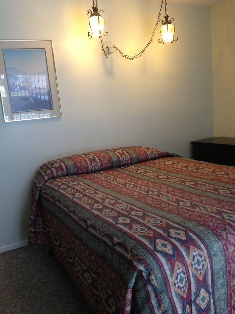 La Villa Motel Okanagan Falls Экстерьер фото